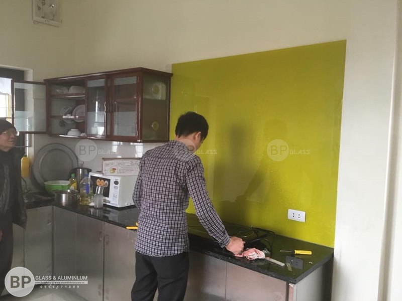 Lắp kính bếp cho nhà Chị Huê Long Biên